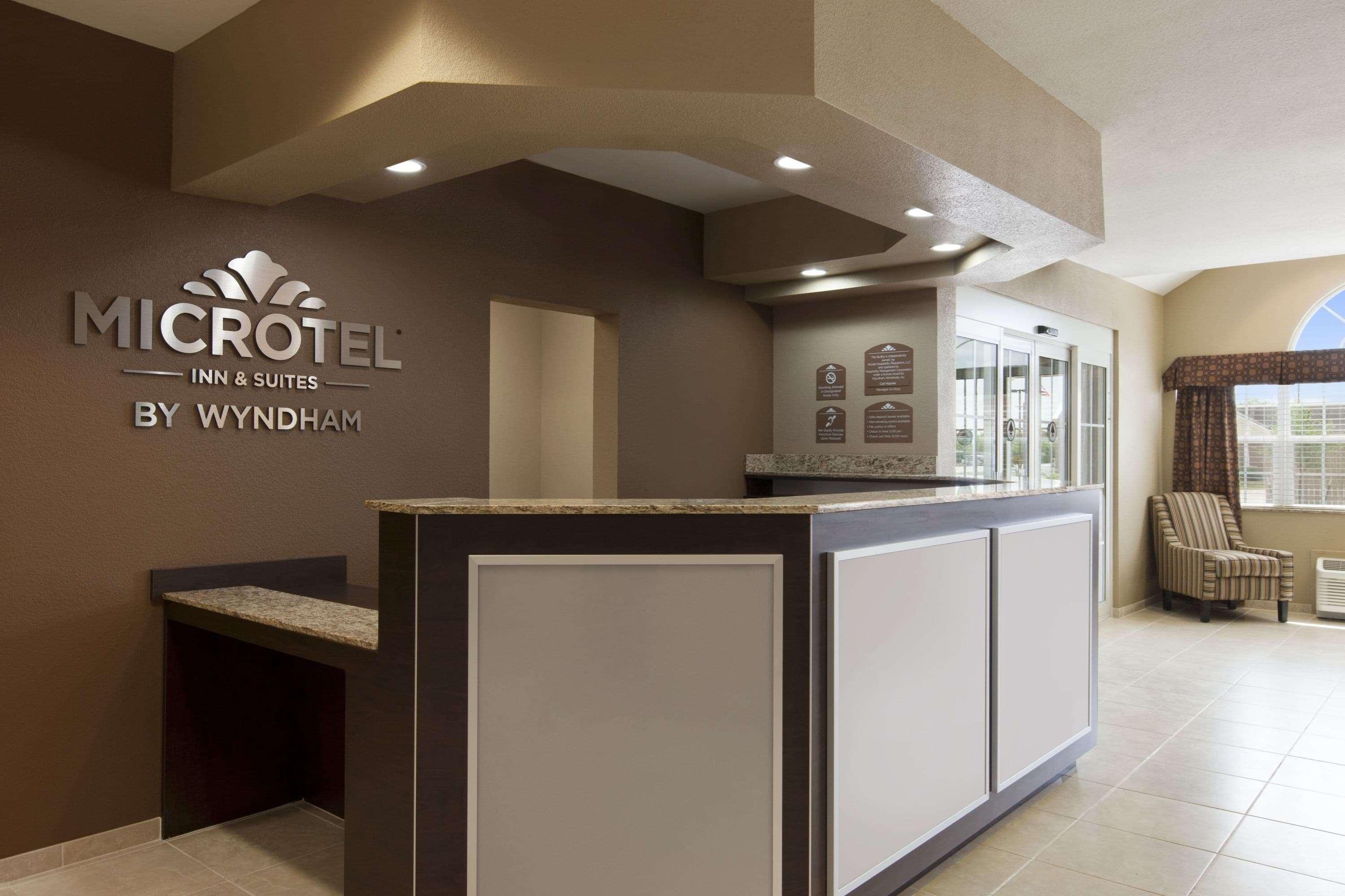 Microtel Inn & Suites Kenedy Buitenkant foto