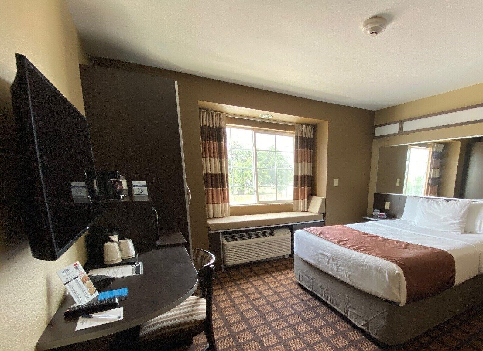 Microtel Inn & Suites Kenedy Buitenkant foto
