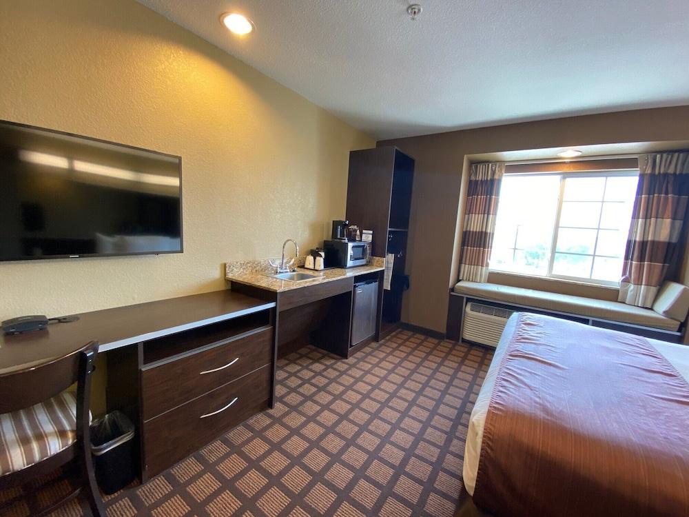 Microtel Inn & Suites Kenedy Buitenkant foto