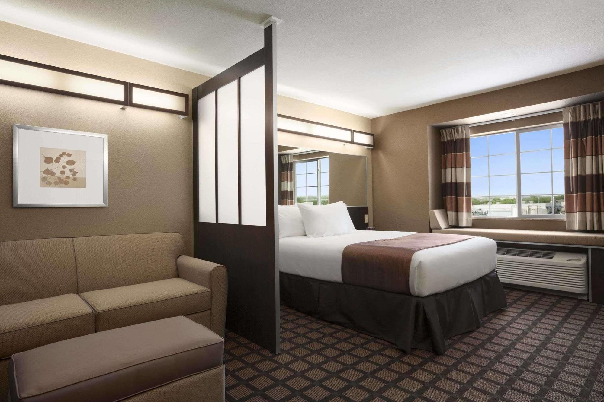 Microtel Inn & Suites Kenedy Buitenkant foto