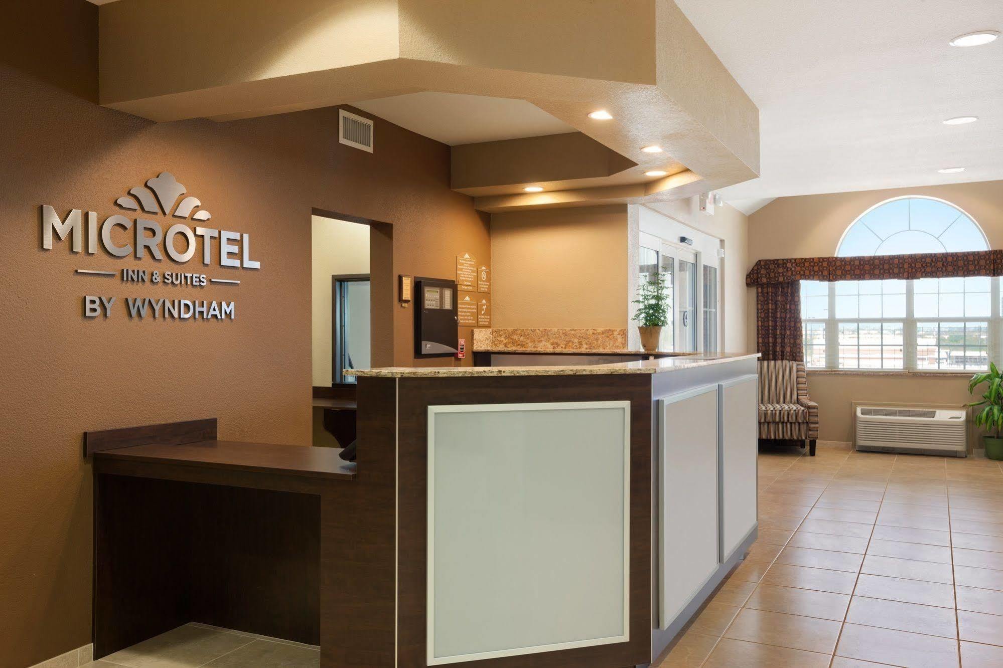 Microtel Inn & Suites Kenedy Buitenkant foto