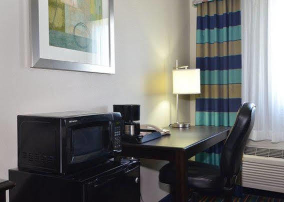 Microtel Inn & Suites Kenedy Buitenkant foto